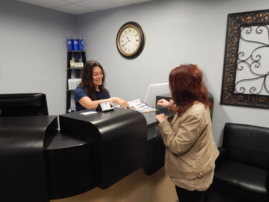 Chiropractic Nashville TN Staff Helping Patient